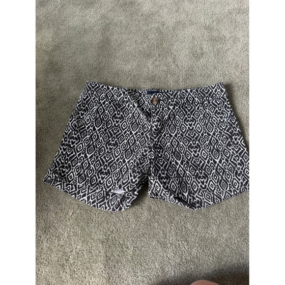 American Eagle Outfitters Pants - American Eagle Outfitters Black White Geometric Ikat Midi Stretch Shorts Size 8